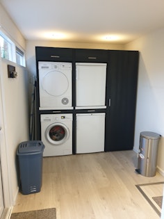 Waschtrum und Kühlschränke integriert mit Hochschrank